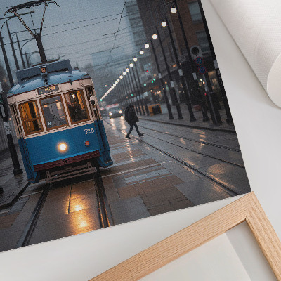 Hållbar väggposter Blå spårvagn regnig dag stadsliv