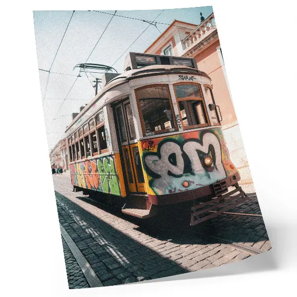 Dekorativ väggaffisch med motiv av spårvagnsgraffiti och urban gatuarkitektur