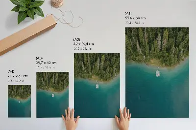 Affisch Skogsjöbro i gröna och blåa toner med klimatmotiv