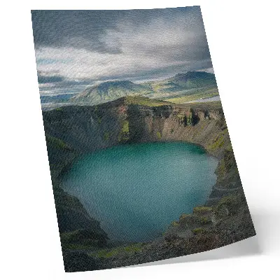Dekorativ väggaffisch med motiv av turkos sjö, berg och vackra moln