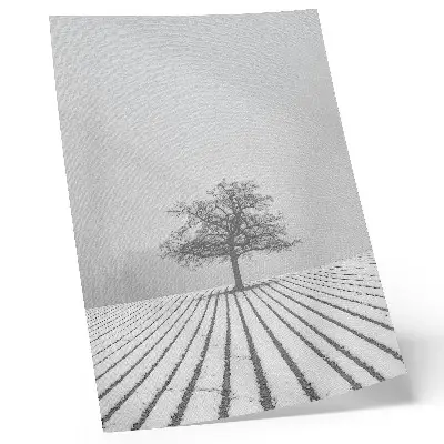 Poster träd i snön med minimalistiskt vinterlandskap