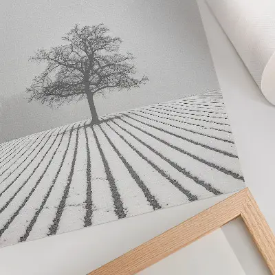 Poster träd i snön med minimalistiskt vinterlandskap