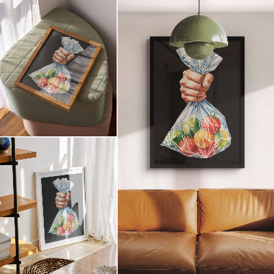 Hållbar väggposter En hand med en plastpåse full av färgglad frukt