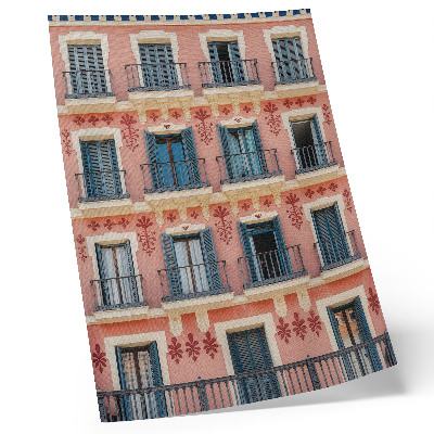Dekorativ väggaffisch Symmetrisk fasad med marinblå fönsterluckor och blomsterdekorationer