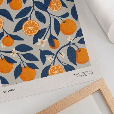 Dekorativ väggaffisch med motiv av mörka löv mot en orange och grå bakgrund i modern stil