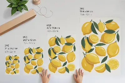 Poster med motiv av gyllene citroner och gröna blad mot en ljus bakgrund utan rörelse