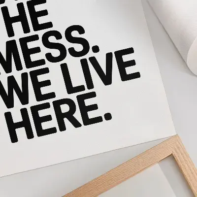 Hållbar väggposter med humoristisk text i minimalistisk och kontrastrik stil