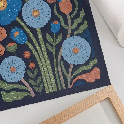 Hållbar väggposter med blå blommor, orangea accenter och marinblå bakgrund