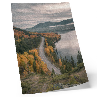 Hållbar väggposter En pittoresk väg bland träden bredvid sjön