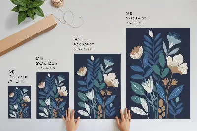 Dekorativ väggaffisch med blå blad, krämfärgade blommor och bruna accenter