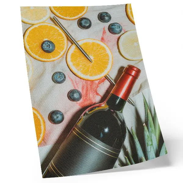 Hållbar väggposter med motiv av färgglada frukter och rött vin på ljus bakgrund