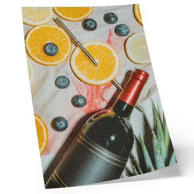 Hållbar väggposter med motiv av färgglada frukter och rött vin på ljus bakgrund