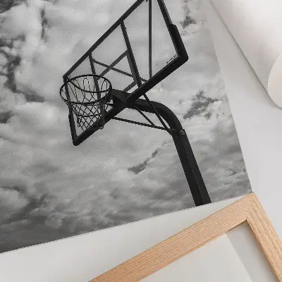 Poster med motiv av kontrasterande himmel, moln, en korg och stadsliv