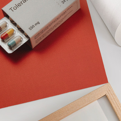 Hållbar väggposter Minimalistisk kapselförpackning med färgglad bakgrund.