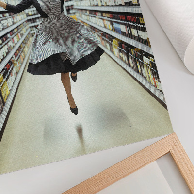 Poster En kvinna i retroklänning hoppar in i en butik