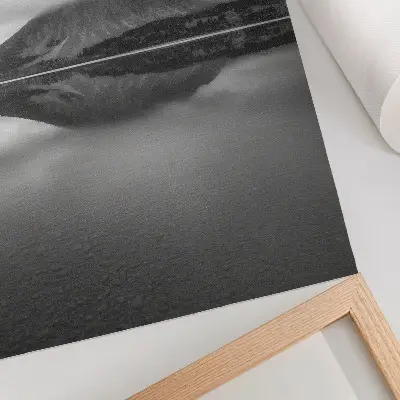 Hållbar väggposter med motiv av berg och sjö i gråa nyanser
