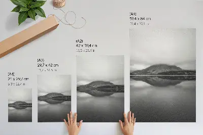 Hållbar väggposter med motiv av berg och sjö i gråa nyanser