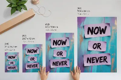 Affisch med dynamiska kontraster och stark typografi i turkoslila