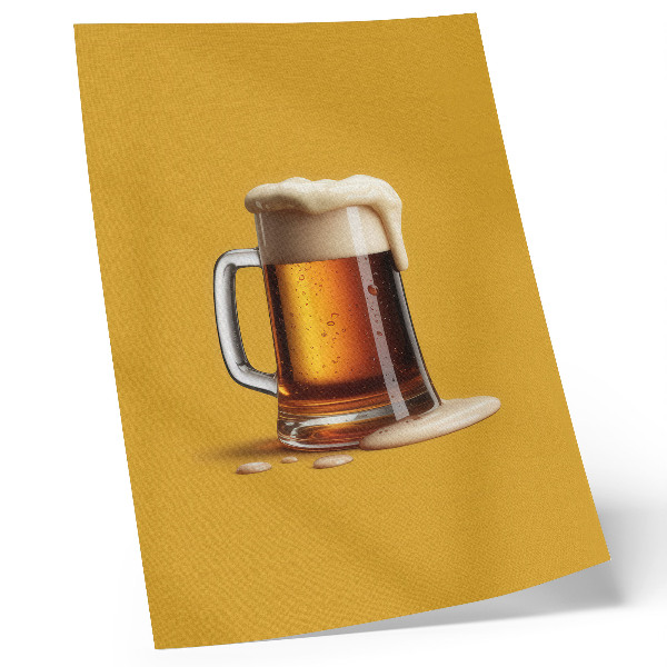 Hållbar väggposter En mugg med bärnstensfärgad dryck, gul bakgrund, krämigt skum