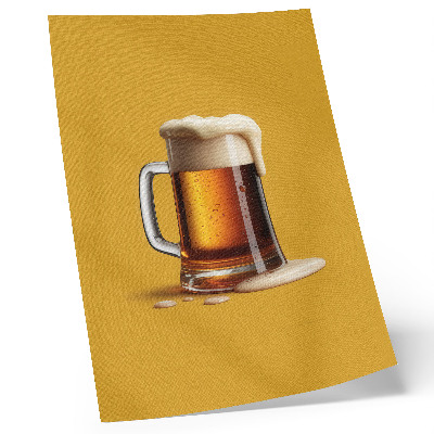 Hållbar väggposter En mugg med bärnstensfärgad dryck, gul bakgrund, krämigt skum