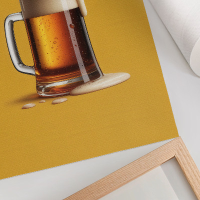 Hållbar väggposter En mugg med bärnstensfärgad dryck, gul bakgrund, krämigt skum