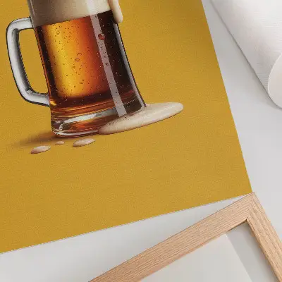 Hållbar väggposter motiv föreställande en mugg med bärnstensfärgad dryck och krämigt skum mot en gul bakgrund