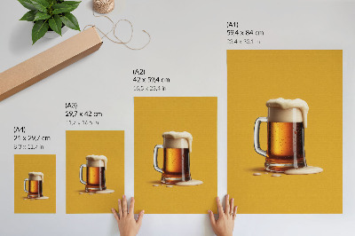 Hållbar väggposter En mugg med bärnstensfärgad dryck, gul bakgrund, krämigt skum