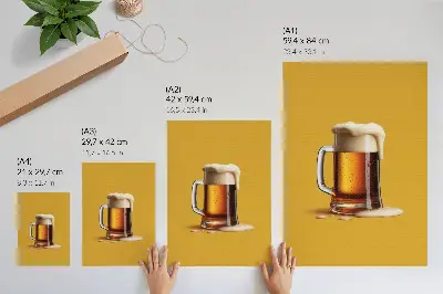 Hållbar väggposter motiv föreställande en mugg med bärnstensfärgad dryck och krämigt skum mot en gul bakgrund