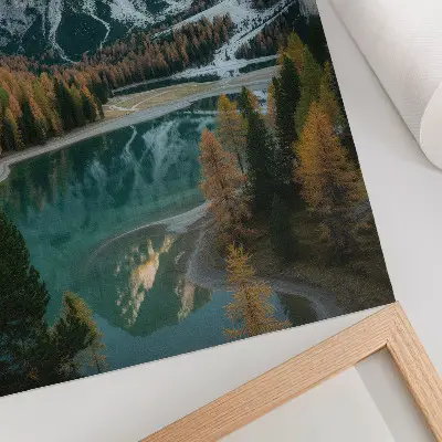 Poster med motiv av berg, skog, sjö och färgglada träd med reflektioner