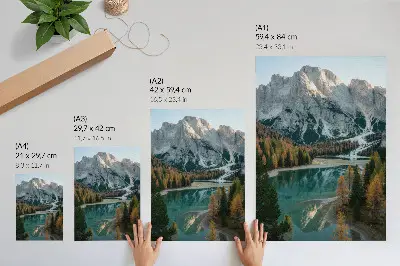 Poster med motiv av berg, skog, sjö och färgglada träd med reflektioner