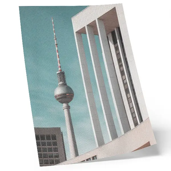 Dekorativ väggaffisch minimalistiskt torn med moderna byggnader mot blå himmel