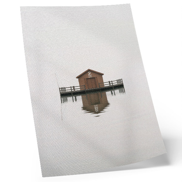 Dekorativ väggaffisch En trästuga i minimalism vid vattnet