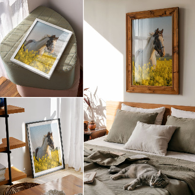 Hållbar väggposter En elegant häst i ett vårfält fullt av blommor