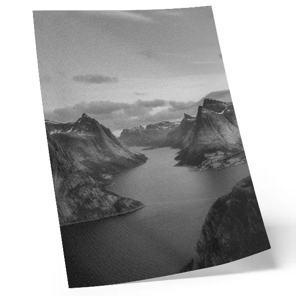 Poster grå, majestätiska berg vid en lugn sjö