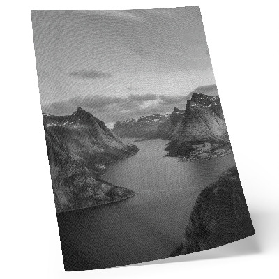 Poster Grå, majestätiska berg, en lugn sjö