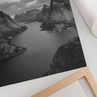 Poster grå, majestätiska berg vid en lugn sjö