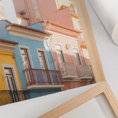 Poster pastellfärgade hus med smala balkonger och subtila detaljer