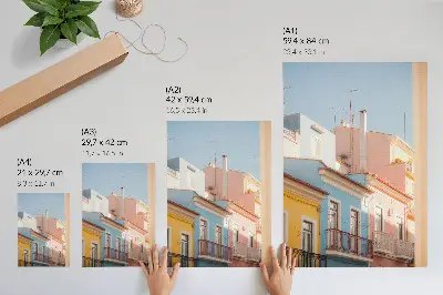 Poster pastellfärgade hus med smala balkonger och subtila detaljer