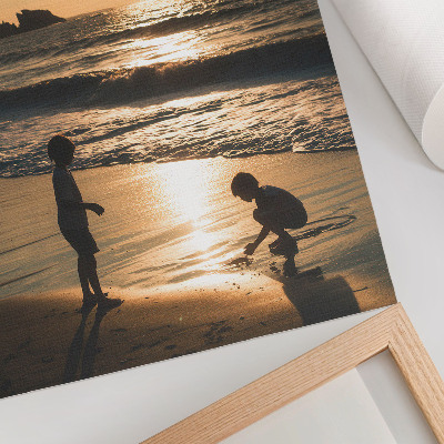 Hållbar väggposter Barn på stranden vid solnedgången