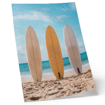 Affisch Surfbrädor på stranden under en blå himmel