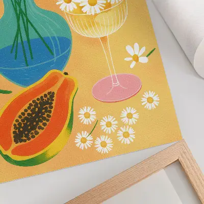 Affisch med motiv av saftiga frukter och färgglada prästkragar i illustrativ stil