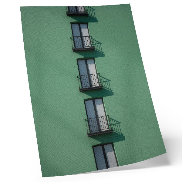 Poster Grön fasad fönster balkonger skuggor moderna