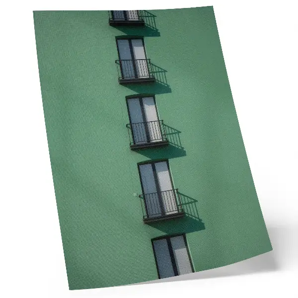 Poster grön fasad med fönster, balkonger och skuggor i modern stil