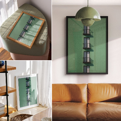 Poster Grön fasad fönster balkonger skuggor moderna