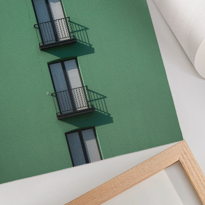 Poster Grön fasad fönster balkonger skuggor moderna