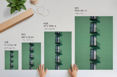 Poster Grön fasad fönster balkonger skuggor moderna