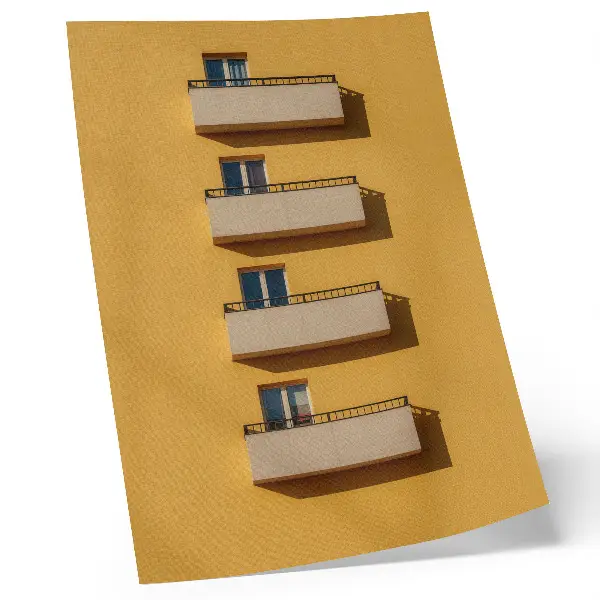 Affisch gul fasad med fyra balkonger i minimalistisk komposition