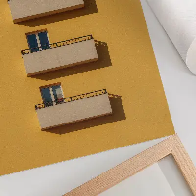 Affisch gul fasad med fyra balkonger i minimalistisk komposition