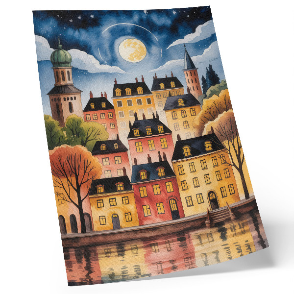 Poster En stämningsfull stad på natten med månen på himlen