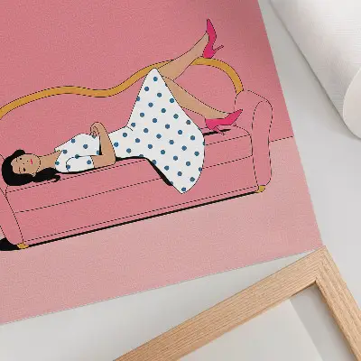 Affisch kvinna som kopplar av i en rosa soffa
